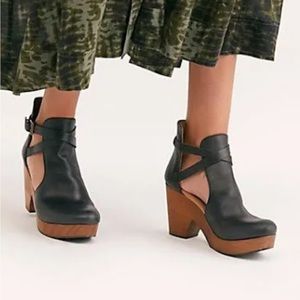 FREE PEOPLE leather clogs with heel